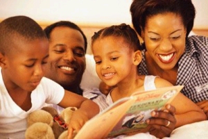children-reading-with-parents-7415